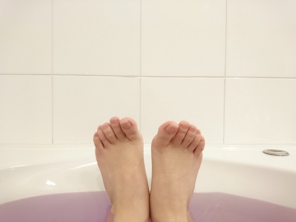 入浴中の女性の足