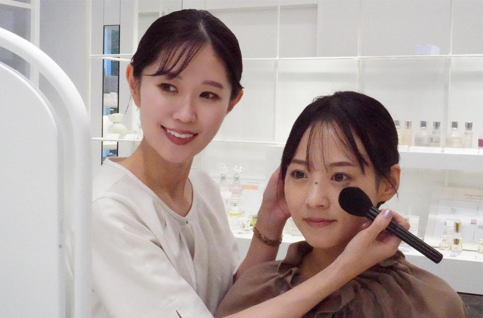 ビューティコンサルタントに向けた接客ガイドラインを通して
「ホルモンによる心と身体の変化」についての教育を開始
より幅広い視点でお客さまの肌悩みをケアし、
生涯を通じて寄り添える企業へ<span class="filesize__info">PDF:272KB</span>